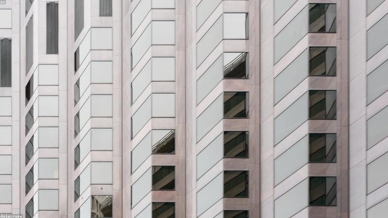 x下载 团队在办公空间协作处理应用审核工作